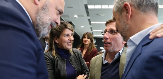 Arroyo pide el fin del maltrato de Sánchez a los municipios en una cumbre de alcaldes por la financiación municipal