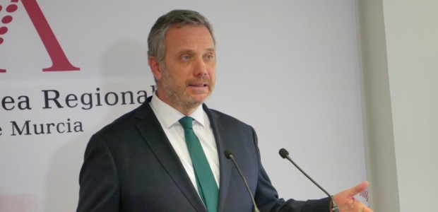 El PP denuncia que Lucas “abandona a los ayuntamientos ante el caos de la regularización masiva de inmigrantes impuesta por Sánchez”