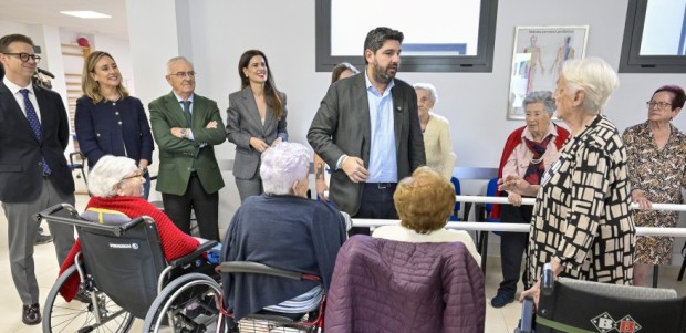 López Miras aumentará en 7,3 millones las ayudas para facilitar que las familias puedan afrontar el pago de los servicios de personas mayores y de personas con discapacidad